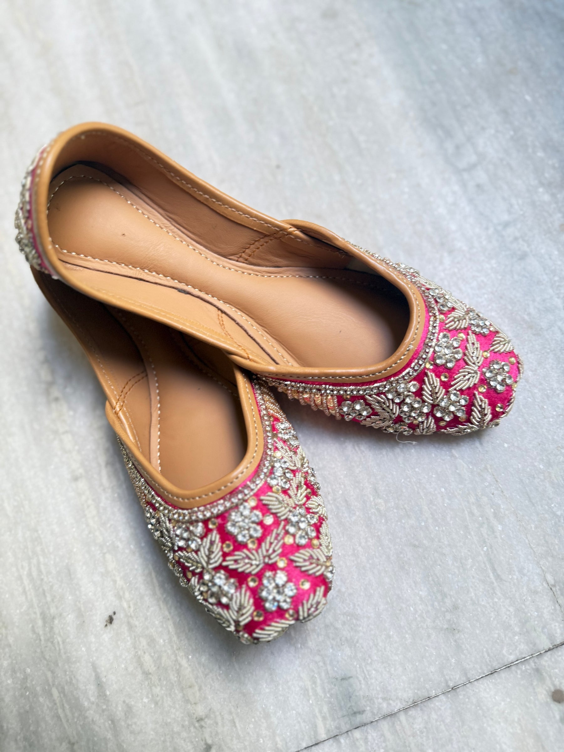 Embellished Pink Embroidered Punjabi Jutti