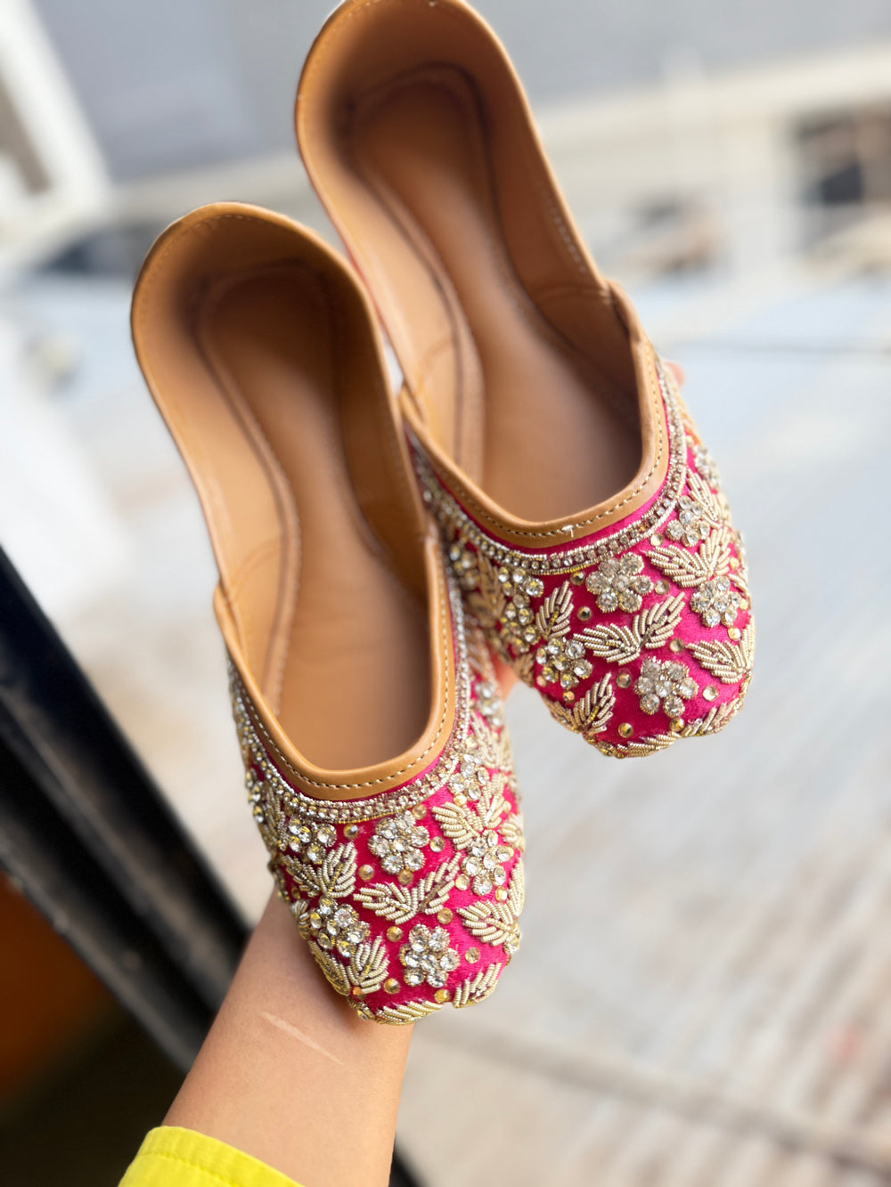 Embellished Pink Embroidered Punjabi Jutti