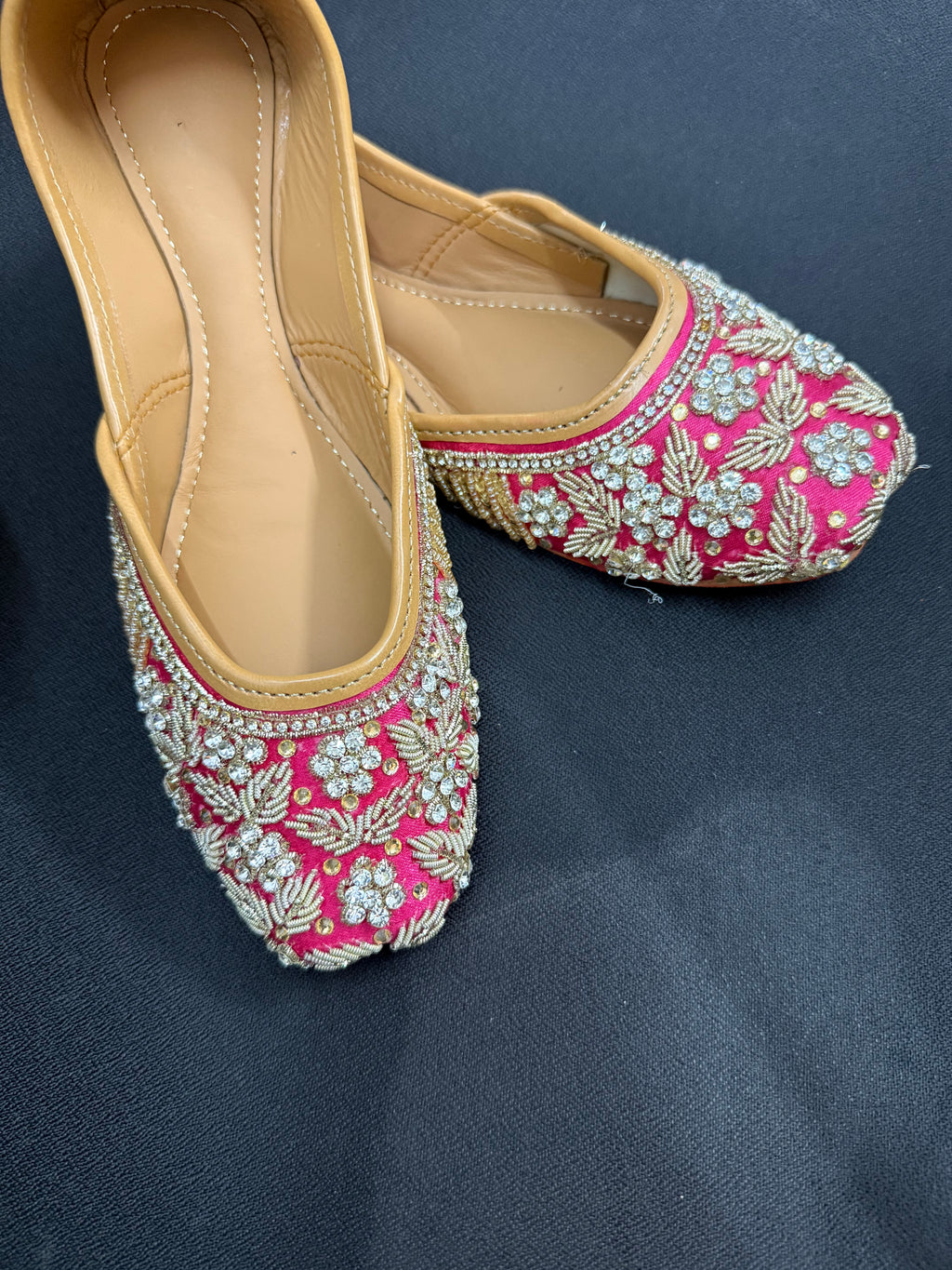 Embellished Pink Embroidered Punjabi Jutti