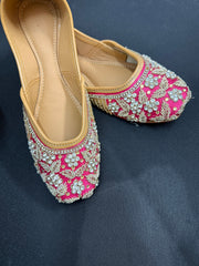 Embellished Pink Embroidered Punjabi Jutti