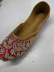 Embellished Pink Embroidered Punjabi Jutti