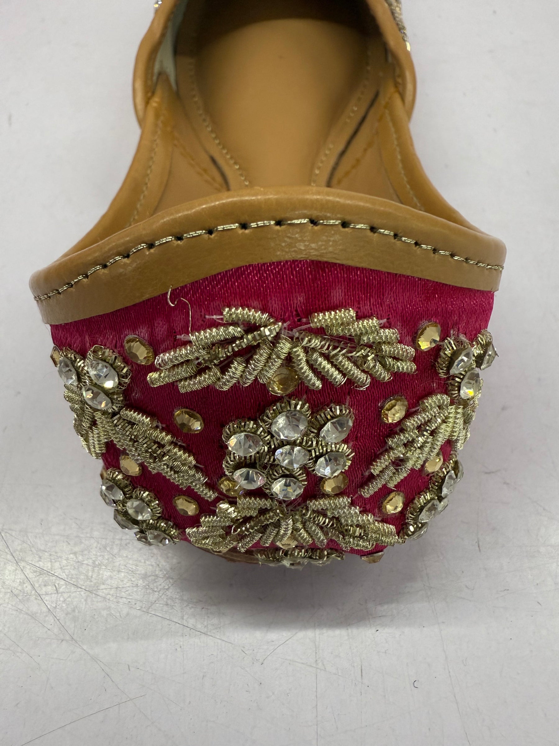 Embellished Pink Embroidered Punjabi Jutti