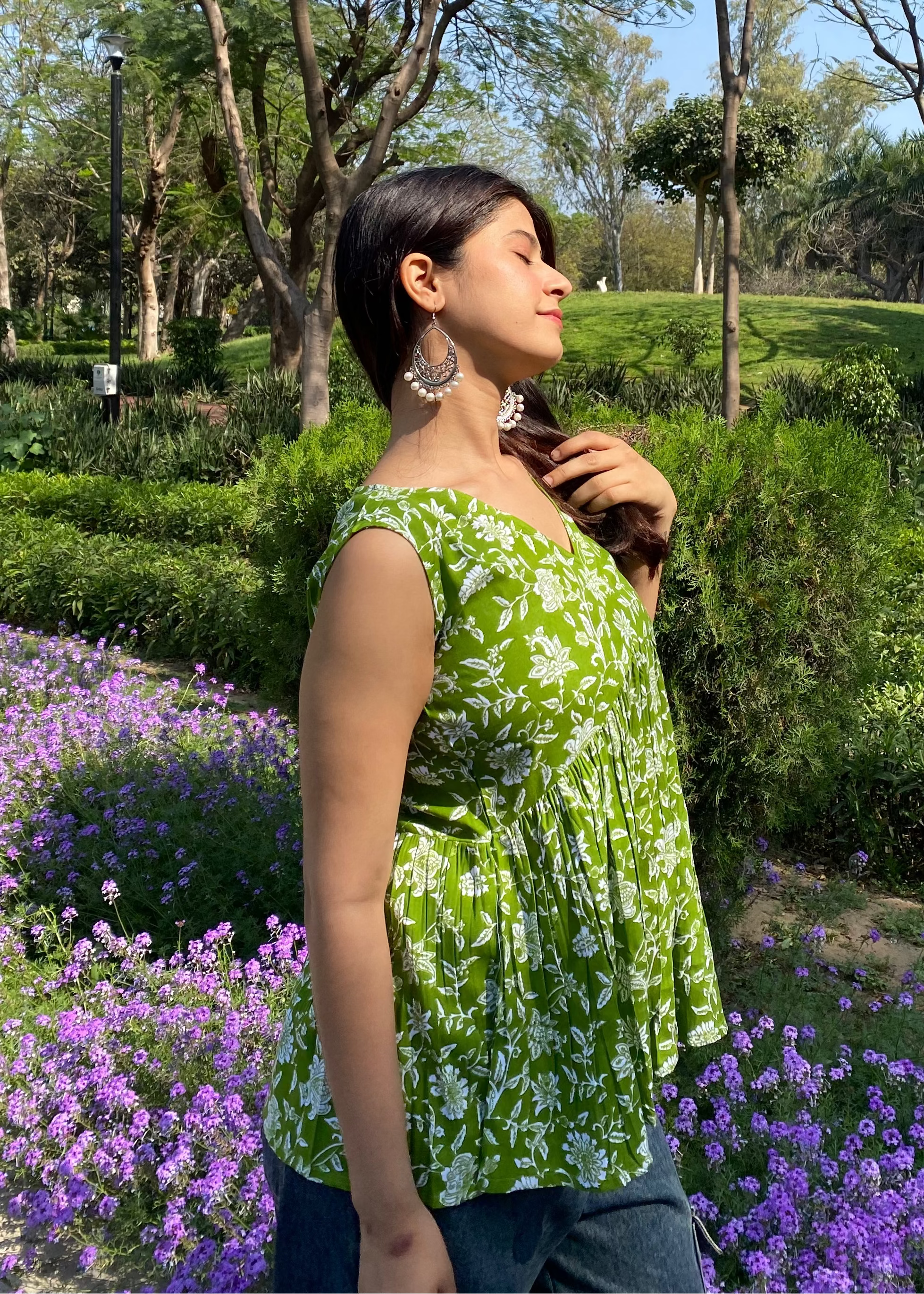 Green Sleeveless Top 01