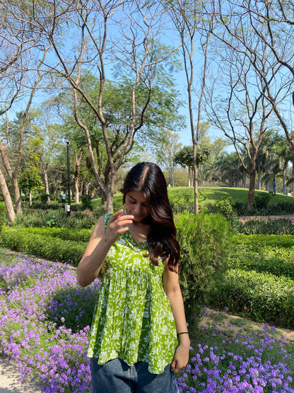 Green Sleeveless Top 01
