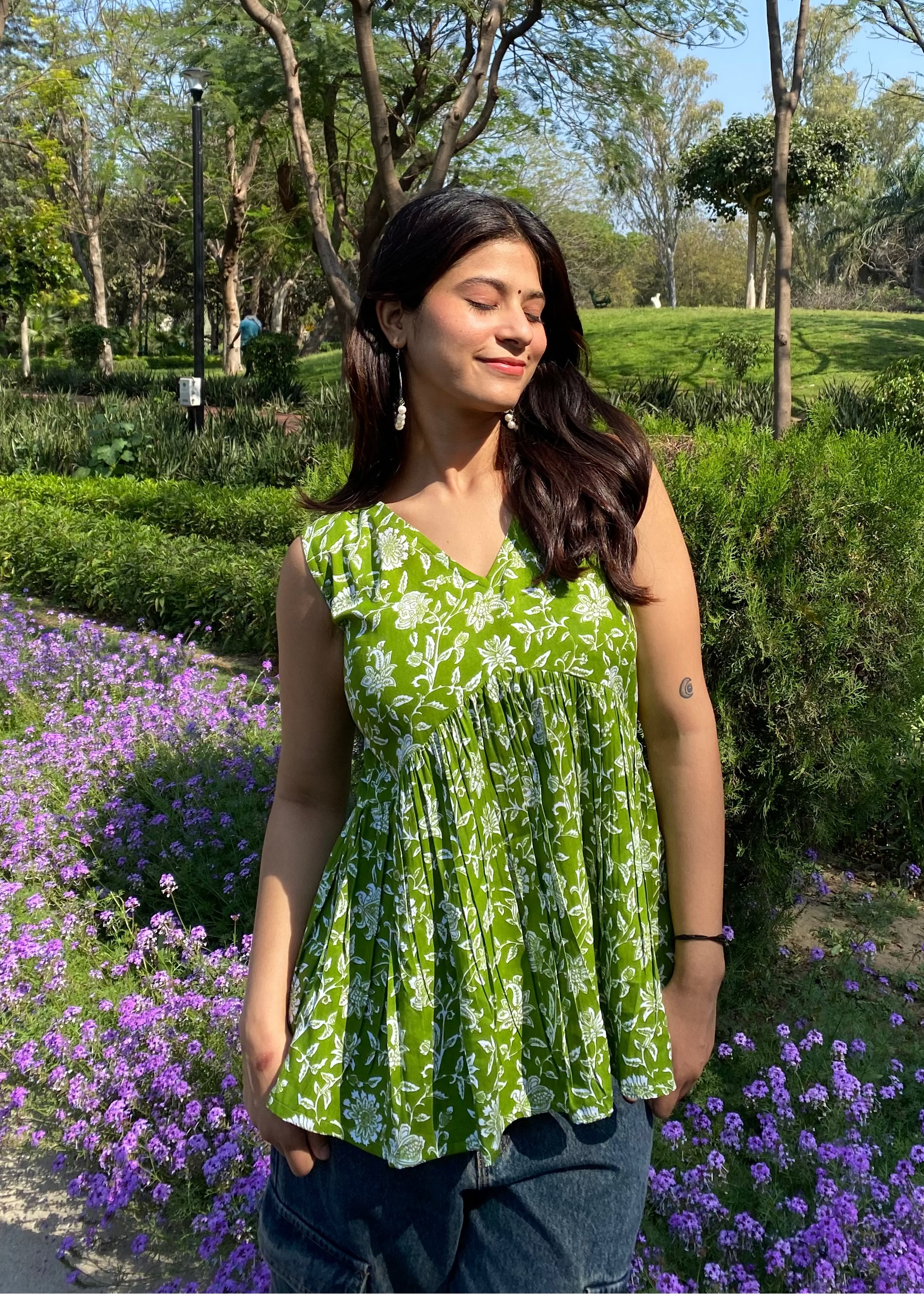 Green Sleeveless Top 01