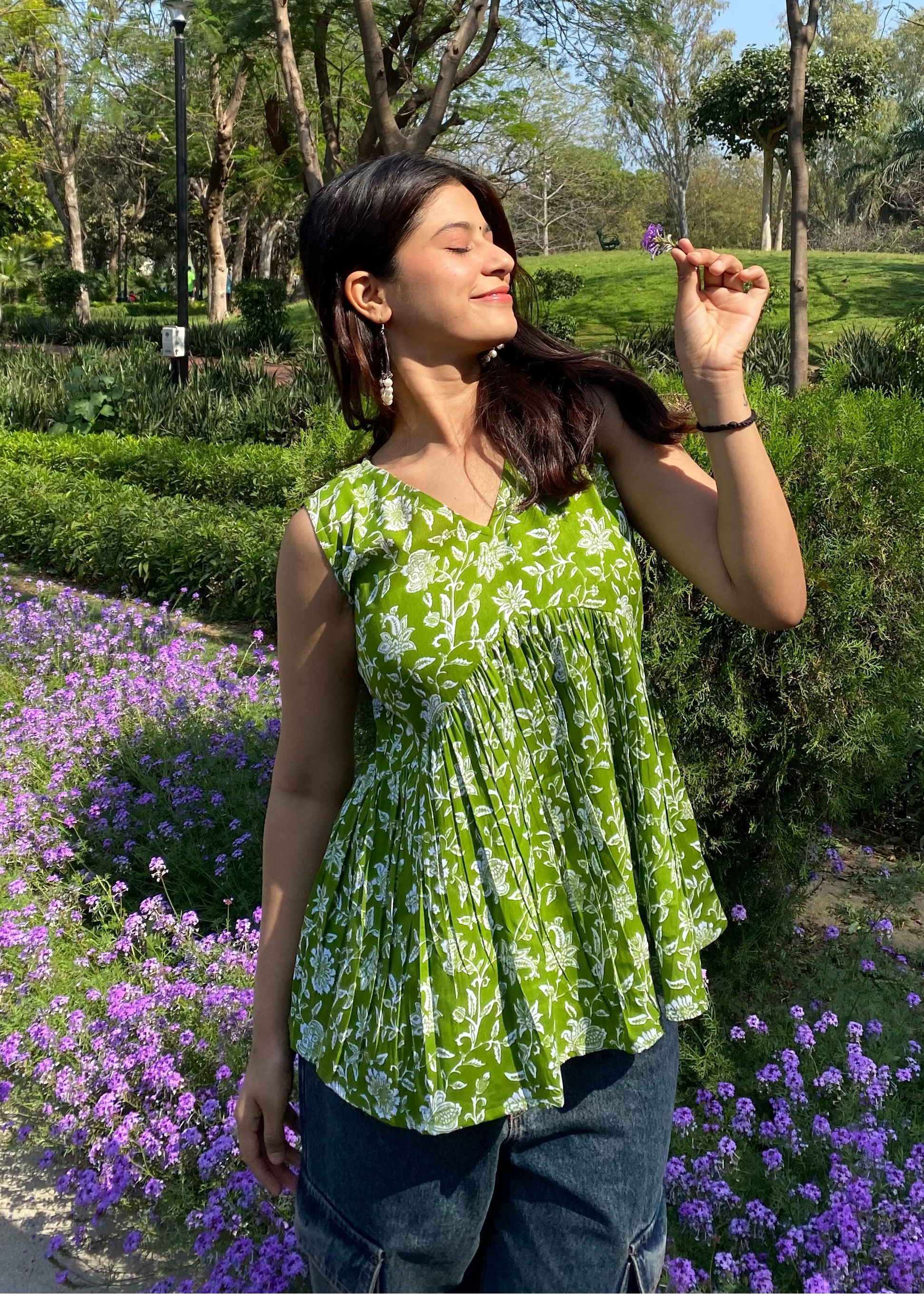 Green Sleeveless Top 01