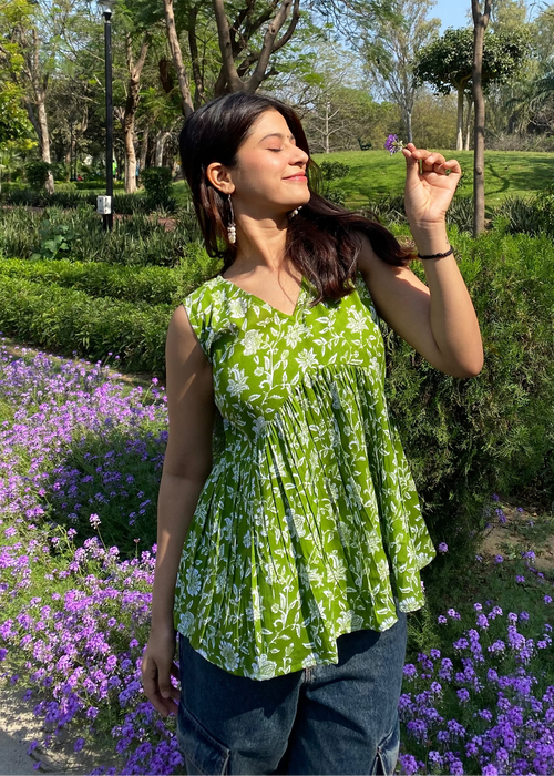 Green Sleeveless Top 01